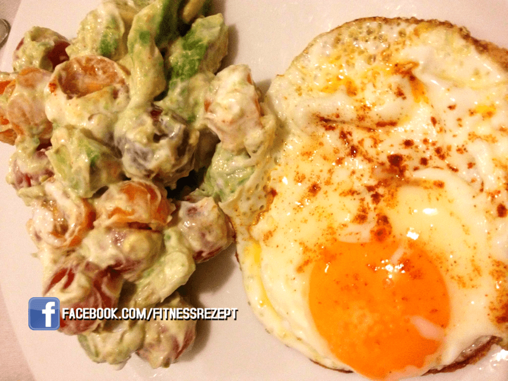 Spiegelei mit Avocado-Tomaten Salat